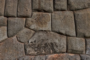 Cusco 'nun dışındaki Sacsayhuamn Kalesi' nde bulunan megalitik taş ustasının yüksek detaylı bir görüntüsü. Bu bölge İnka mühendisliğinin bir başyapıtıdır ve Amerika 'daki en etkileyici arkeolojik komplekslerden biri olmaya devam etmektedir..