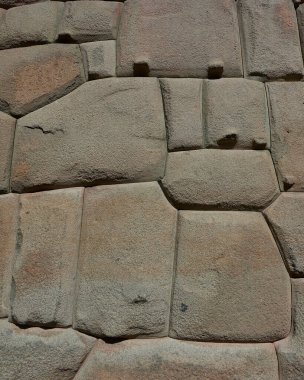 Yakın çekim Cusco, Peru 'daki antik Inka duvarcılığının dikkat çekici hassasiyetini gözler önüne seriyor. Görüntü, taş işçiliğinin 