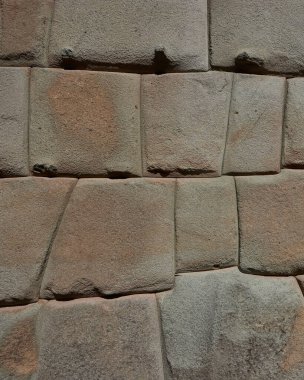 Yakın çekim Cusco, Peru 'daki antik Inka duvarcılığının dikkat çekici hassasiyetini gözler önüne seriyor. Görüntü, taş işçiliğinin 