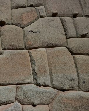 Yakın çekim Cusco, Peru 'daki antik Inka duvarcılığının dikkat çekici hassasiyetini gözler önüne seriyor. Görüntü, taş işçiliğinin 