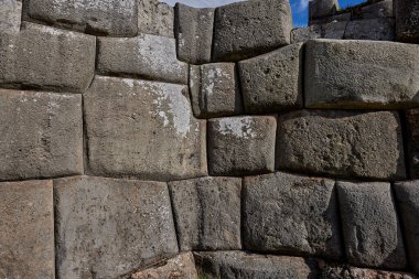 Cusco 'nun dışındaki Sacsayhuamn Kalesi' ndeki megalitik taş ustasının detaylı görüntüleri. Bu bölge İnka mühendisliğinin bir başyapıtıdır ve Amerika 'daki en etkileyici arkeolojik komplekslerden biri olmaya devam etmektedir..