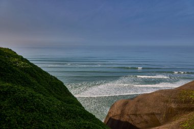 Malecon Miraflores 'de gezinirken Costa Verde' nin çarpıcı manzarasının tadını çıkarıyorum.