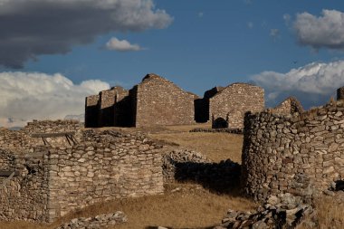 Kanamarca 'nın taş ustalığı, Cusco' nun çarpıcı mavi gökyüzüne karşı kurulmuş İnka mimari dehasının bir kanıtı olarak duruyor. Peru 'nun yüksek rakımlı manzarasında korunmuş geçmişe açılan bir pencere.
