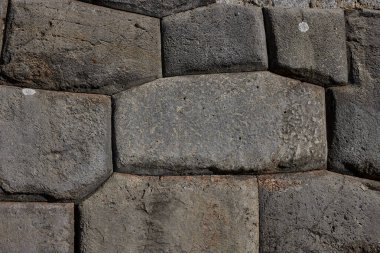 Cusco 'nun dışındaki Sacsayhuamn Kalesi' ndeki megalitik taş ustasının detaylı görüntüleri. Bu bölge İnka mühendisliğinin bir başyapıtıdır ve Amerika 'daki en etkileyici arkeolojik komplekslerden biri olmaya devam etmektedir..