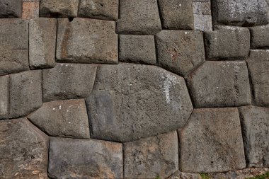 Cusco 'nun eteklerindeki Sacsayhuamn Kalesi' nin megalitik taş ustasının yakın çekimi. Bu bölge İnka mühendisliğinin bir başyapıtıdır ve Amerika 'daki en etkileyici arkeolojik komplekslerden biri olmaya devam etmektedir..