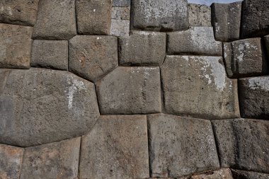Cusco 'nun eteklerindeki Sacsayhuamn Kalesi' nin megalitik taş ustasının yakın çekimi. Bu bölge İnka mühendisliğinin bir başyapıtıdır ve Amerika 'daki en etkileyici arkeolojik komplekslerden biri olmaya devam etmektedir..