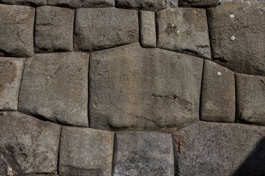 Cusco 'nun eteklerindeki Sacsayhuamn Kalesi' nin megalitik taş ustasının yakın çekimi. Bu bölge İnka mühendisliğinin bir başyapıtıdır ve Amerika 'daki en etkileyici arkeolojik komplekslerden biri olmaya devam etmektedir..