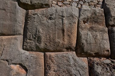 Cusco 'nun eteklerindeki Sacsayhuamn Kalesi' nin megalitik taş ustasının yakın çekimi. Bu bölge İnka mühendisliğinin bir başyapıtıdır ve Amerika 'daki en etkileyici arkeolojik komplekslerden biri olmaya devam etmektedir..