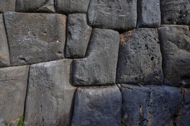Cusco 'nun eteklerindeki Sacsayhuamn Kalesi' nin megalitik taş ustasının yakın çekimi. Bu bölge İnka mühendisliğinin bir başyapıtıdır ve Amerika 'daki en etkileyici arkeolojik komplekslerden biri olmaya devam etmektedir..