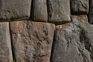 Cusco 'nun eteklerindeki Sacsayhuamn Kalesi' nin megalitik taş ustasının yakın çekimi. Bu bölge İnka mühendisliğinin bir başyapıtıdır ve Amerika 'daki en etkileyici arkeolojik komplekslerden biri olmaya devam etmektedir..