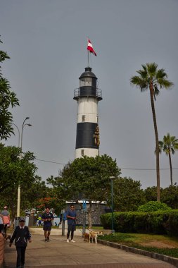 Miraflores, Lima, Peru 'da aktif yaşam tarzı, sahil seyahati, tatil turizmi ve rahat deniz kenarı hayatı boyunca Malecn boyunca romantik bir yaz yürüyüşünün tadını çıkarıyorum..