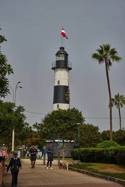 Miraflores, Lima, Peru 'da aktif yaşam tarzı, sahil seyahati, tatil turizmi ve rahat deniz kenarı hayatı boyunca Malecn boyunca romantik bir yaz yürüyüşünün tadını çıkarıyorum..