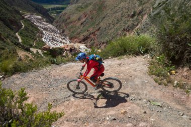 Peru 'nun kutsal vadisi Cusco' da sınırlarını Andean manzaraları ve antik tarım arazileriyle çevreleyen dağ bisikletçileri zorluyor. Bu dinamik açık hava sahnesi macera seyahatini, aktif yaşam tarzını yakalar.,