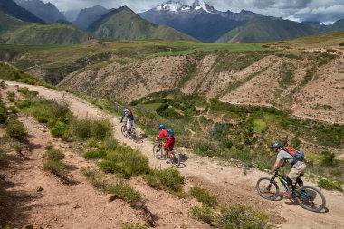 Peru 'nun kutsal vadisi Cusco' da sınırlarını Andean manzaraları ve antik tarım arazileriyle çevreleyen dağ bisikletçileri zorluyor. Bu dinamik açık hava sahnesi macera seyahatini, aktif yaşam tarzını yakalar.,
