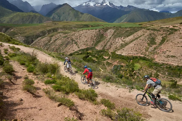 Peru 'nun kutsal vadisi Cusco' da sınırlarını Andean manzaraları ve antik tarım arazileriyle çevreleyen dağ bisikletçileri zorluyor. Bu dinamik açık hava sahnesi macera seyahatini, aktif yaşam tarzını yakalar.,