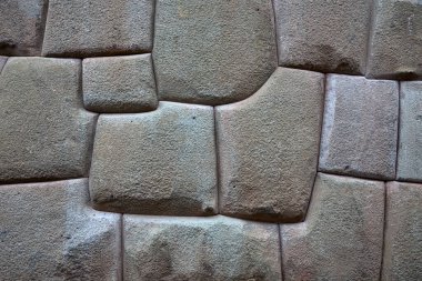 Peru, Cusco 'da bulunan İnka taş ustalığının yakın plan çekimlerinde Antik And mimarisinin hassasiyeti ve mirası gözler önüne seriliyor. Bu tarihi ayrıntı, kültürel keşifler, konfor seyahatleri ve kıdemli gezginler için ideal zenginleştirme deneyimlerini vurguluyor.