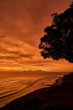Pasifik Okyanusu üzerindeki altın gün batımı, Miraflores, Lima 'daki Malecn' den izleniyor. San Lorenzo adası ufuk çizgisinde. Aktif yaşam tarzını, sağlığını ve kıdemli seyahatini destekleyen, sakin okyanus manzarası ve canlı akşam gökyüzü.