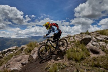 Peru, Cusco 'da antik dağlık patikalar boyunca seyahat eden bir grup dağ bisikletçisi, otantik yerel kültür, tarihi manzaralar ve uzak bir And ortamında aktif bir yaşam tarzı ve keşif ruhunu yansıtan açık hava maceraları yaşıyorlar..
