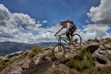 Peru, Cusco 'da antik dağlık patikalar boyunca seyahat eden bir grup dağ bisikletçisi, otantik yerel kültür, tarihi manzaralar ve uzak bir And ortamında aktif bir yaşam tarzı ve keşif ruhunu yansıtan açık hava maceraları yaşıyorlar..