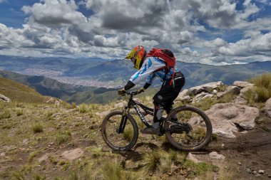 Peru, Cusco 'da antik dağlık patikalar boyunca seyahat eden bir grup dağ bisikletçisi, otantik yerel kültür, tarihi manzaralar ve uzak bir And ortamında aktif bir yaşam tarzı ve keşif ruhunu yansıtan açık hava maceraları yaşıyorlar..
