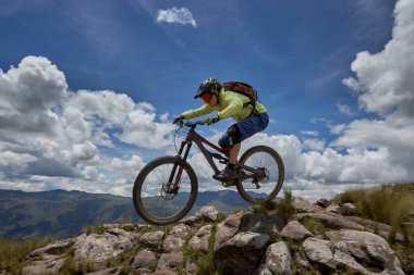 Peru, Cusco 'da antik dağlık patikalar boyunca seyahat eden bir grup dağ bisikletçisi, otantik yerel kültür, tarihi manzaralar ve uzak bir And ortamında aktif bir yaşam tarzı ve keşif ruhunu yansıtan açık hava maceraları yaşıyorlar..