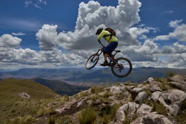 Peru, Cusco 'da antik dağlık patikalar boyunca seyahat eden bir grup dağ bisikletçisi, otantik yerel kültür, tarihi manzaralar ve uzak bir And ortamında aktif bir yaşam tarzı ve keşif ruhunu yansıtan açık hava maceraları yaşıyorlar..