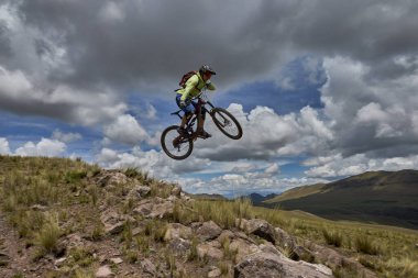 Peru, Cusco 'da antik dağlık patikalar boyunca seyahat eden bir grup dağ bisikletçisi, otantik yerel kültür, tarihi manzaralar ve uzak bir And ortamında aktif bir yaşam tarzı ve keşif ruhunu yansıtan açık hava maceraları yaşıyorlar..