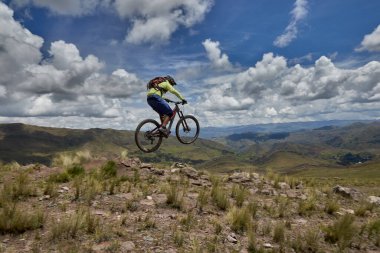 Peru, Cusco 'da antik dağlık patikalar boyunca seyahat eden bir grup dağ bisikletçisi, otantik yerel kültür, tarihi manzaralar ve uzak bir And ortamında aktif bir yaşam tarzı ve keşif ruhunu yansıtan açık hava maceraları yaşıyorlar..