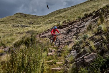 Peru, Cusco 'da antik dağlık patikalar boyunca seyahat eden bir grup dağ bisikletçisi, otantik yerel kültür, tarihi manzaralar ve uzak bir And ortamında aktif bir yaşam tarzı ve keşif ruhunu yansıtan açık hava maceraları yaşıyorlar..
