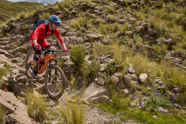 Peru, Cusco 'da antik dağlık patikalar boyunca seyahat eden bir grup dağ bisikletçisi, otantik yerel kültür, tarihi manzaralar ve uzak bir And ortamında aktif bir yaşam tarzı ve keşif ruhunu yansıtan açık hava maceraları yaşıyorlar..