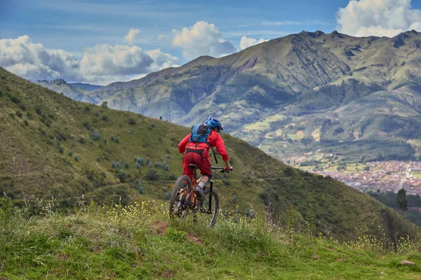 Peru, Cusco 'da antik dağlık patikalar boyunca seyahat eden bir grup dağ bisikletçisi, otantik yerel kültür, tarihi manzaralar ve uzak bir And ortamında aktif bir yaşam tarzı ve keşif ruhunu yansıtan açık hava maceraları yaşıyorlar..