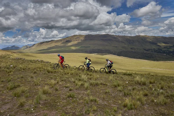Peru, Cusco 'da antik dağlık patikalar boyunca seyahat eden bir grup dağ bisikletçisi, otantik yerel kültür, tarihi manzaralar ve uzak bir And ortamında aktif bir yaşam tarzı ve keşif ruhunu yansıtan açık hava maceraları yaşıyorlar..