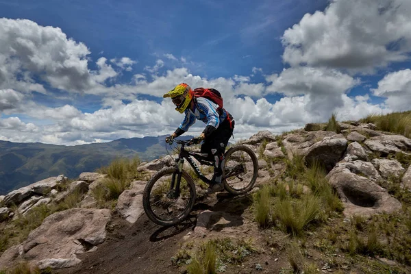 Peru, Cusco 'da antik dağlık patikalar boyunca seyahat eden bir grup dağ bisikletçisi, otantik yerel kültür, tarihi manzaralar ve uzak bir And ortamında aktif bir yaşam tarzı ve keşif ruhunu yansıtan açık hava maceraları yaşıyorlar..