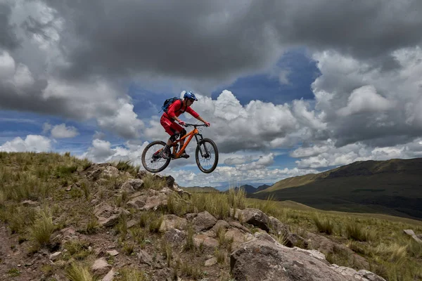 Peru, Cusco 'da antik dağlık patikalar boyunca seyahat eden bir grup dağ bisikletçisi, otantik yerel kültür, tarihi manzaralar ve uzak bir And ortamında aktif bir yaşam tarzı ve keşif ruhunu yansıtan açık hava maceraları yaşıyorlar..