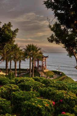 El Parque Chino 'nun Miraflores, Lima' daki sakin kıyı manzarası, Pasifik Okyanusu 'na tepeden bakan canlı bir kamusal alan otantik yerel kültürü, aktif yaşam tarzını ve modern kentsel yaşamı yansıtıyor, boş yürüyüşler için ideal.