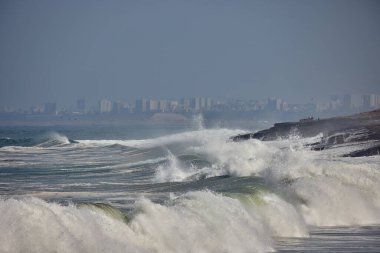 Güçlü bir Pasifik dalgası, doğanın ham güzelliğini ve Perus 'un canlı kıyı manzarası boyunca gezginler ve turistler için ilham verici dinamik deniz çevresini gözler önüne sererek Lima' nın sahil şeridine akmaktadır..