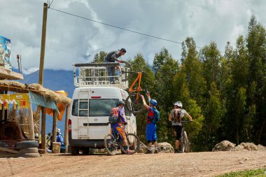 Peru 'nun kutsal vadisi Cusco' da sınırlarını Andean manzaraları ve antik tarım arazileriyle çevreleyen dağ bisikletçileri zorluyor. Bu dinamik açık hava sahnesi macera seyahatini yakalar.,