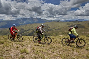 Peru 'nun kutsal vadisi Cusco' da sınırlarını Andean manzaraları ve antik tarım arazileriyle çevreleyen dağ bisikletçileri zorluyor. Bu dinamik açık hava sahnesi macera seyahatini yakalar.,