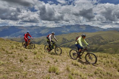 Peru 'nun kutsal vadisi Cusco' da sınırlarını Andean manzaraları ve antik tarım arazileriyle çevreleyen dağ bisikletçileri zorluyor. Bu dinamik açık hava sahnesi macera seyahatini yakalar.,