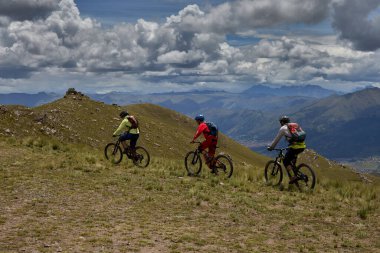 Peru 'nun kutsal vadisi Cusco' da sınırlarını Andean manzaraları ve antik tarım arazileriyle çevreleyen dağ bisikletçileri zorluyor. Bu dinamik açık hava sahnesi macera seyahatini yakalar.,