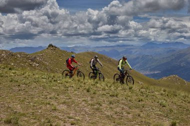 Peru 'nun kutsal vadisi Cusco' da sınırlarını Andean manzaraları ve antik tarım arazileriyle çevreleyen dağ bisikletçileri zorluyor. Bu dinamik açık hava sahnesi macera seyahatini yakalar.,
