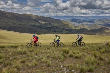 Peru 'nun kutsal vadisi Cusco' da sınırlarını Andean manzaraları ve antik tarım arazileriyle çevreleyen dağ bisikletçileri zorluyor. Bu dinamik açık hava sahnesi macera seyahatini yakalar.,