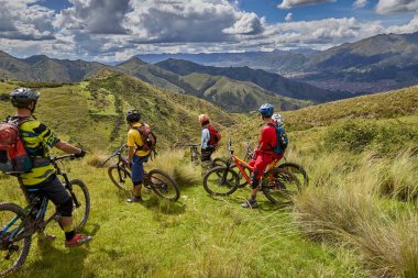 Peru 'nun kutsal vadisi Cusco' da sınırlarını Andean manzaraları ve antik tarım arazileriyle çevreleyen dağ bisikletçileri zorluyor. Bu dinamik açık hava sahnesi macera seyahatini yakalar.,