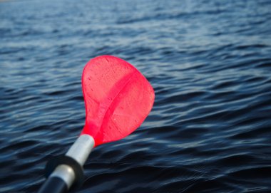 Kırmızı kürek veya kürek teknesi göl arka plan ile