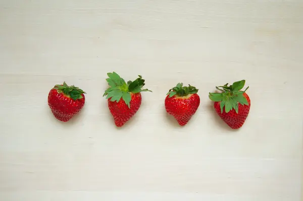Vier rote Erdbeeren — Stockfoto