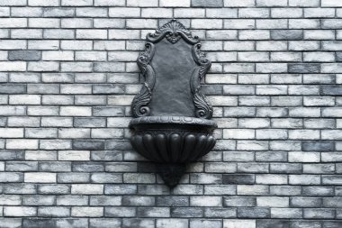 Gri tuğlalı duvarın iç planında klasik siyah raf