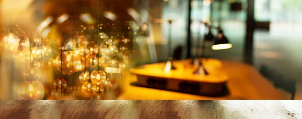バーやパブのバナーの背景にぼかしランプパーティーと茶色の木のテーブルの上 — ストック写真