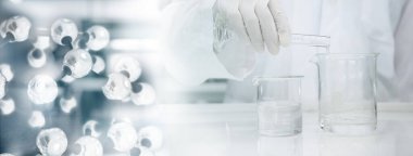 Beyaz önlüklü bilimadamı cam deney şişesine suyu yerleştiriyor ve bilim laboratuarında kimyasal moleküler yapı beyaz pankart kullanıyor.