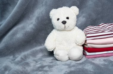 yumuşak tüylü beyaz ayı bez yığını gri kürklü ev çamaşırları arka planı