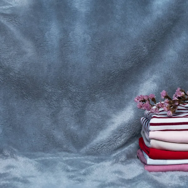 Pilha Roupa Limpa Vermelho Rosa Azul Pano Lavanderia Com Flor — Fotografia de Stock